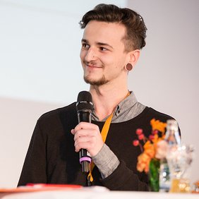 Tafel-Helfer sprechen über ihr ehrenamtliches Engagement.
