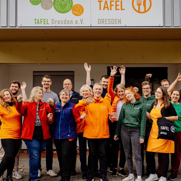 Gruppenfoto der Tafel-Tandem Teilnehmer:innen in Dresden