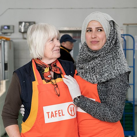 Zwei Frauen arbeiten ehrenamtlich bei den Tafeln.