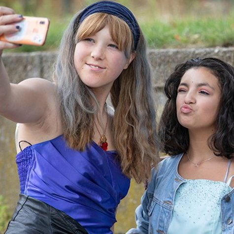 Drei Jugendliche posieren für ein Selfie.